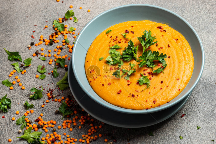 母女烈日救老人 牵出一段“接生缘”